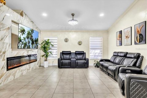 House in Cape Coral, Florida 3 bedrooms, 189.89 sq.m. № 2418361 - photo 7