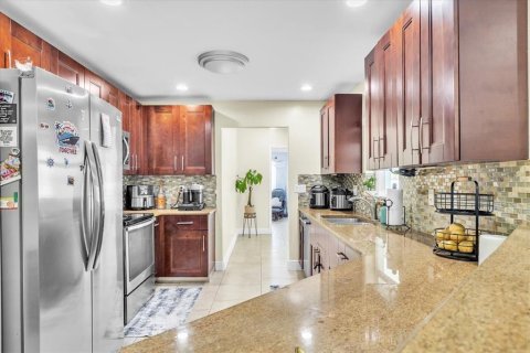 House in Cape Coral, Florida 3 bedrooms, 189.89 sq.m. № 2418361 - photo 11