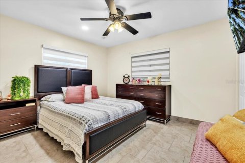 House in Cape Coral, Florida 3 bedrooms, 189.89 sq.m. № 2418361 - photo 24
