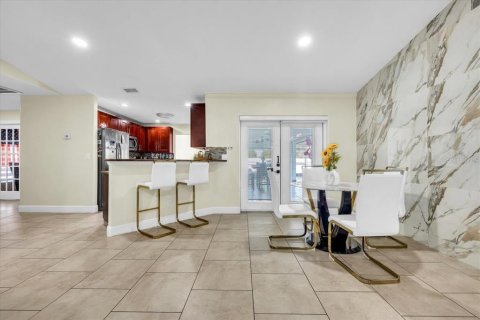 House in Cape Coral, Florida 3 bedrooms, 189.89 sq.m. № 2418361 - photo 10