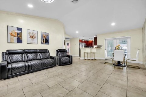 House in Cape Coral, Florida 3 bedrooms, 189.89 sq.m. № 2418361 - photo 9
