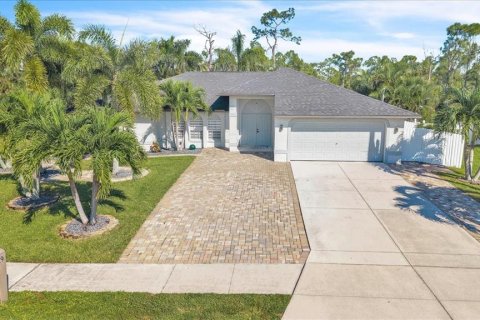 House in Cape Coral, Florida 3 bedrooms, 189.89 sq.m. № 2418361