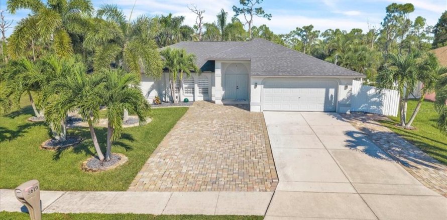 House in Cape Coral, Florida 3 bedrooms, 189.89 sq.m. № 2418361