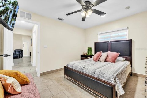 House in Cape Coral, Florida 3 bedrooms, 189.89 sq.m. № 2418361 - photo 25