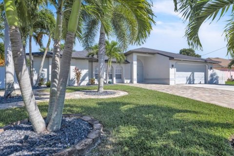 House in Cape Coral, Florida 3 bedrooms, 189.89 sq.m. № 2418361 - photo 2