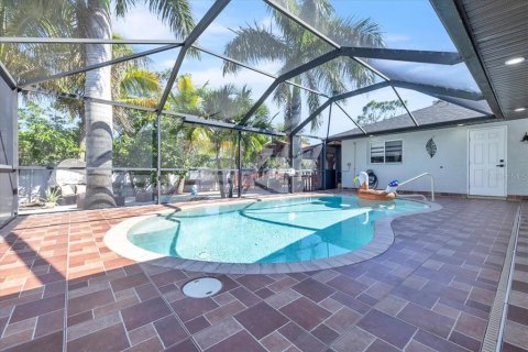 House in Cape Coral, Florida 3 bedrooms, 189.89 sq.m. № 2418361 - photo 3