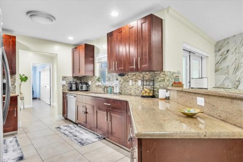 House in Cape Coral, Florida 3 bedrooms, 189.89 sq.m. № 2418361 - photo 12