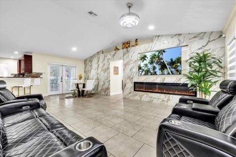House in Cape Coral, Florida 3 bedrooms, 189.89 sq.m. № 2418361 - photo 5