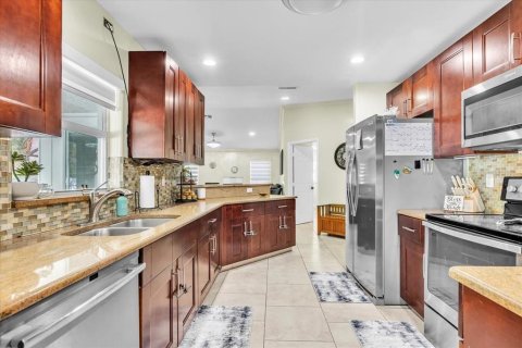 House in Cape Coral, Florida 3 bedrooms, 189.89 sq.m. № 2418361 - photo 13