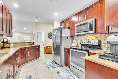 House in Cape Coral, Florida 3 bedrooms, 189.89 sq.m. № 2418361 - photo 14