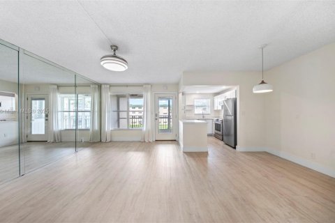 Condominio en venta en Deerfield Beach, Florida, 1 dormitorio, 74.32 m2 № 1968601 - foto 9