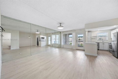 Condominio en venta en Deerfield Beach, Florida, 1 dormitorio, 74.32 m2 № 1968601 - foto 10