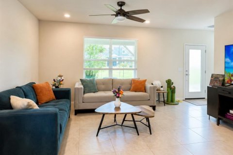 House in Kissimmee, Florida 3 bedrooms, 192.49 sq.m. № 2220590 - photo 4