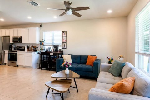 House in Kissimmee, Florida 3 bedrooms, 192.49 sq.m. № 2220590 - photo 5