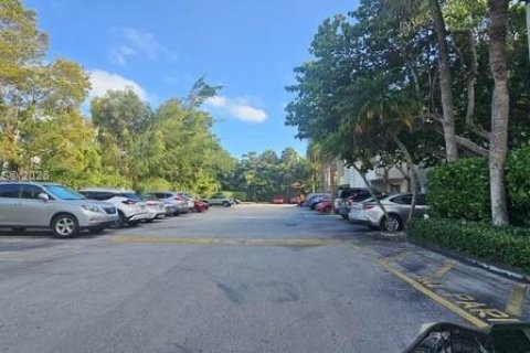 Condo in Pinecrest, Florida, 2 bedrooms  № 2071617 - photo 13