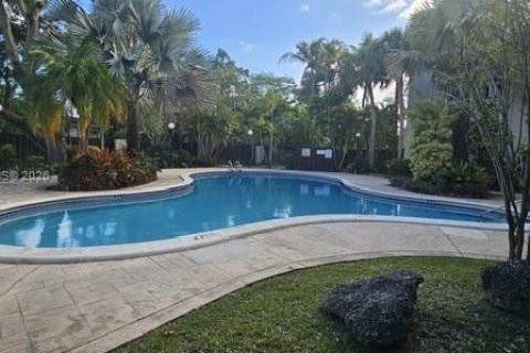 Condo in Pinecrest, Florida, 2 bedrooms  № 2071617 - photo 19