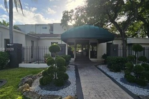 Condo in Pinecrest, Florida, 2 bedrooms  № 2071617 - photo 18