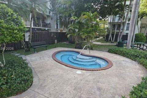 Condo in Pinecrest, Florida, 2 bedrooms  № 2071617 - photo 15