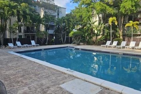 Condo in Pinecrest, Florida, 2 bedrooms  № 2071617 - photo 17
