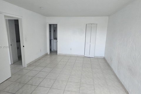 Condo in Pinecrest, Florida, 2 bedrooms  № 2071617 - photo 8