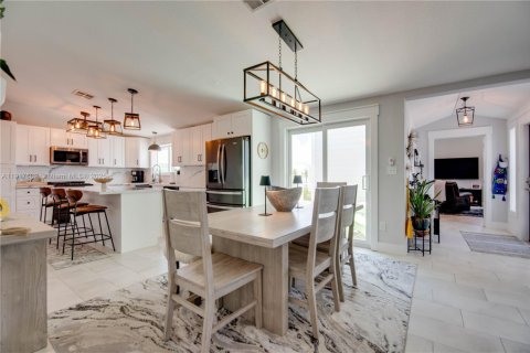 House in Marathon, Florida 4 bedrooms, 222.22 sq.m. № 1972316 - photo 8