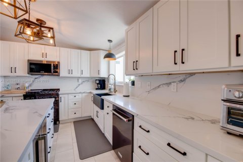 House in Marathon, Florida 4 bedrooms, 222.22 sq.m. № 1972316 - photo 11