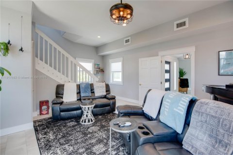 House in Marathon, Florida 4 bedrooms, 222.22 sq.m. № 1972316 - photo 21