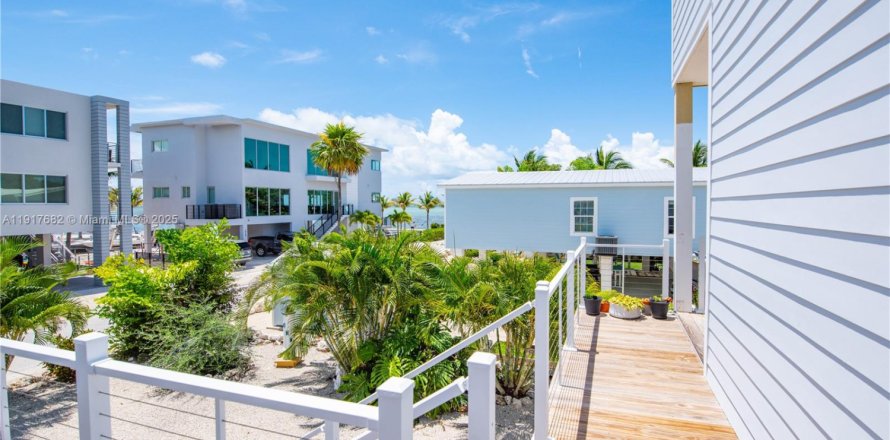 House in Marathon, Florida 4 bedrooms, 222.22 sq.m. № 1972316