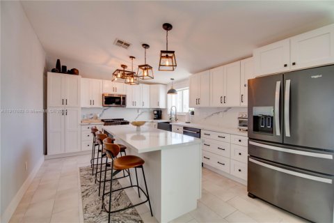 House in Marathon, Florida 4 bedrooms, 222.22 sq.m. № 1972316 - photo 9