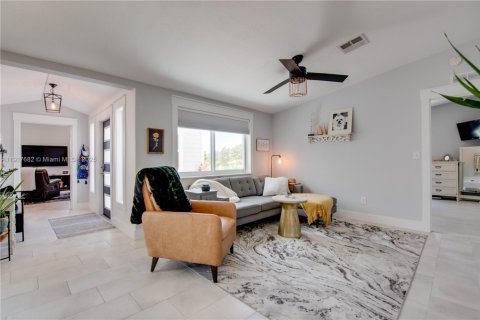 House in Marathon, Florida 4 bedrooms, 222.22 sq.m. № 1972316 - photo 7