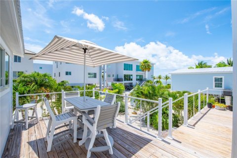 House in Marathon, Florida 4 bedrooms, 222.22 sq.m. № 1972316 - photo 27