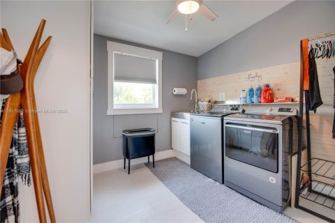 House in Marathon, Florida 4 bedrooms, 222.22 sq.m. № 1972316 - photo 15