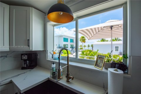 House in Marathon, Florida 4 bedrooms, 222.22 sq.m. № 1972316 - photo 25