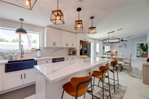 House in Marathon, Florida 4 bedrooms, 222.22 sq.m. № 1972316 - photo 12