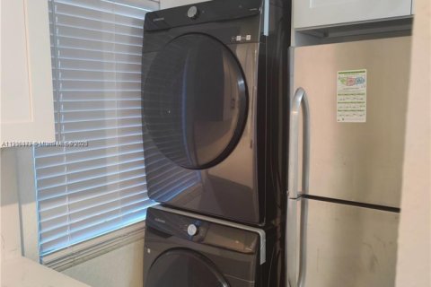 Propiedad comercial en venta en Wilton Manors, Florida, 210.7 m2 № 1973443 - foto 17