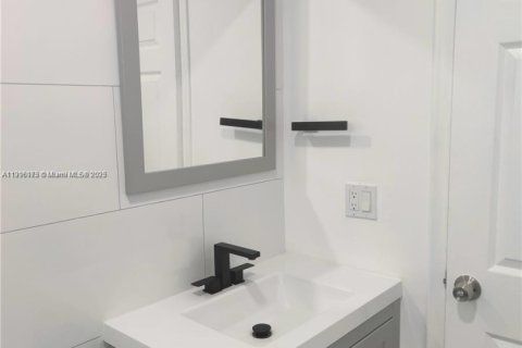 Propiedad comercial en venta en Wilton Manors, Florida, 210.7 m2 № 1973443 - foto 19