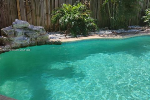 Propiedad comercial en venta en Wilton Manors, Florida, 210.7 m2 № 1973443 - foto 12