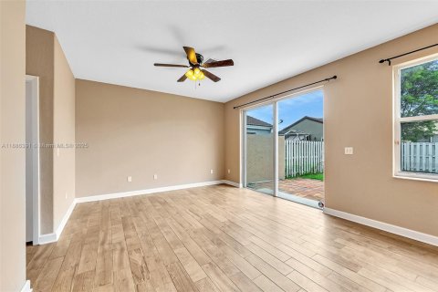 House in Pembroke Pines, Florida 3 bedrooms, 165.74 sq.m. № 1942186 - photo 13