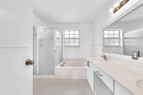 House in Pembroke Pines, Florida 3 bedrooms, 165.74 sq.m. № 1942186 - photo 30