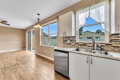 House in Pembroke Pines, Florida 3 bedrooms, 165.74 sq.m. № 1942186 - photo 19