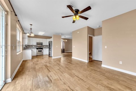 House in Pembroke Pines, Florida 3 bedrooms, 165.74 sq.m. № 1942186 - photo 15