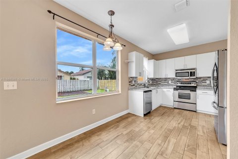 House in Pembroke Pines, Florida 3 bedrooms, 165.74 sq.m. № 1942186 - photo 16