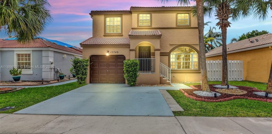 House in Pembroke Pines, Florida 3 bedrooms, 165.74 sq.m. № 1942186