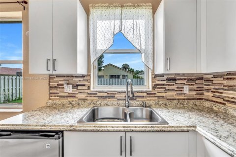 House in Pembroke Pines, Florida 3 bedrooms, 165.74 sq.m. № 1942186 - photo 20