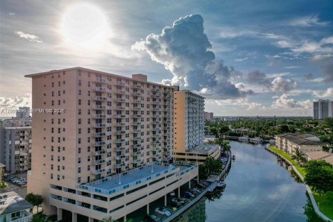 Copropriété à vendre à Hallandale Beach, Floride: 2 chambres, 107.02 m2 № 2066805 - photo 4