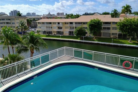 Copropriété à vendre à Hallandale Beach, Floride: 2 chambres, 107.02 m2 № 2066805 - photo 3