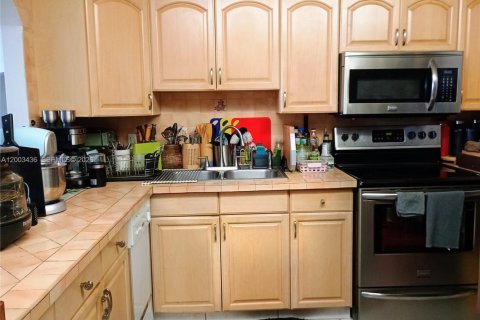 Copropriété à vendre à Hallandale Beach, Floride: 2 chambres, 107.02 m2 № 2066805 - photo 15