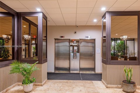 Copropriété à vendre à Hallandale Beach, Floride: 2 chambres, 107.02 m2 № 2066805 - photo 7