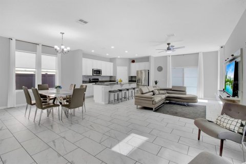 House in Davenport, Florida 4 bedrooms, 228.54 sq.m. № 1767750 - photo 6