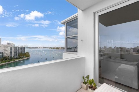 Condominio en alquiler en Miami Beach, Florida, 2 dormitorios, 130.34 m2 № 1921077 - foto 8